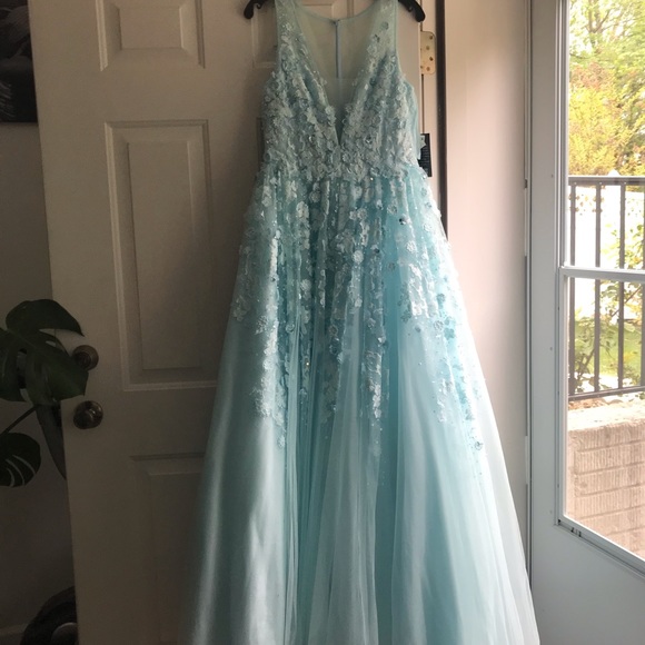 Blou Applique Gown by Formal dress - Picture 5 of 5